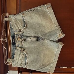 AERO | Light Wash Denim 3 Inch Inseam Mom Shorts in Size 4